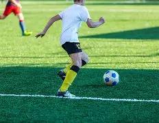 王耀庆赠谢,娜保暖红秋,她虽表情嫌,谈球吧官网,谈球吧品牌,谈球吧精彩